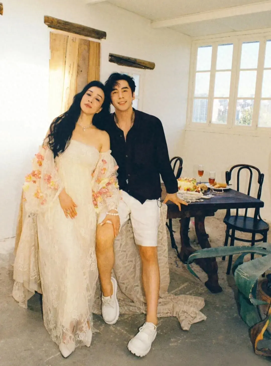 钟丽缇张伦硕晒七夕合照,携手弹琴,浴缸拍照,老妻少夫太会玩了