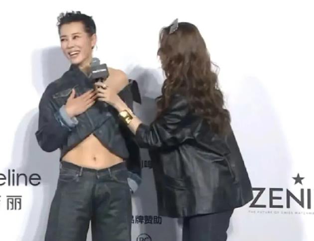 余男走红毯官宣结婚,露大片肚子肩膀,网友:跟向佐学的?不好看