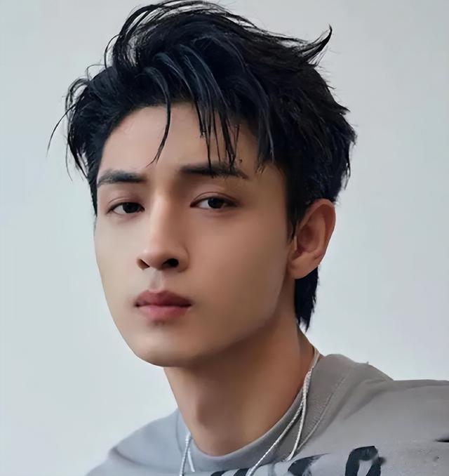 炸裂!秦霄贤私生活曝光:曾脚踩6只船,前任晒出私密聊天记录