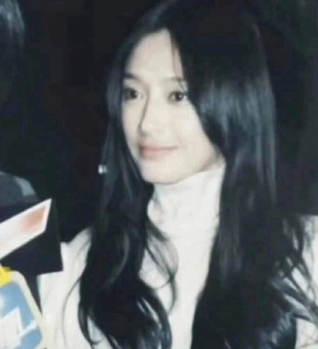 老牛“再”吃嫩草！黄晓明又快乐了，小十四岁的女友确实优秀