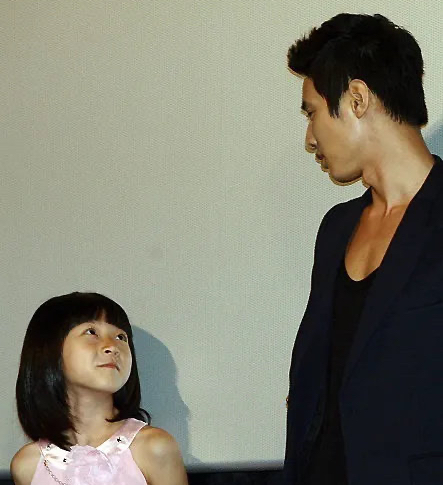 金赛纶遗照曝光，42岁元彬现身灵堂悼念，表情悲伤在灵堂擦拭眼泪