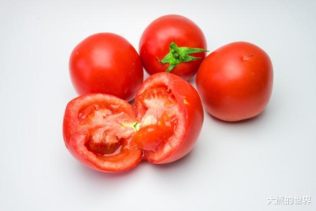 买西红柿时,掌握2招,牢记2字,每一个都沙甜多汁,告别催熟的!