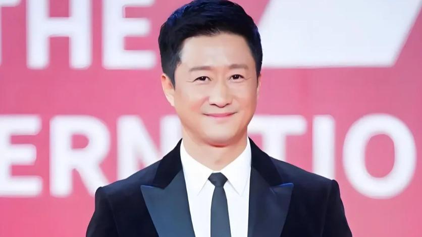 隐瞒了我们29年！原来他就是吴京的亲生父亲，难怪儿子能大红大紫