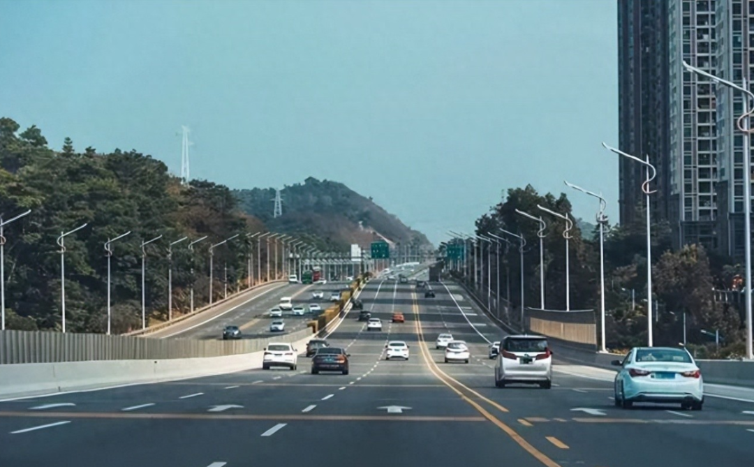 高速限速迎来新改革？120Km/h将要成为历史？车主：这下能放心踩油门了