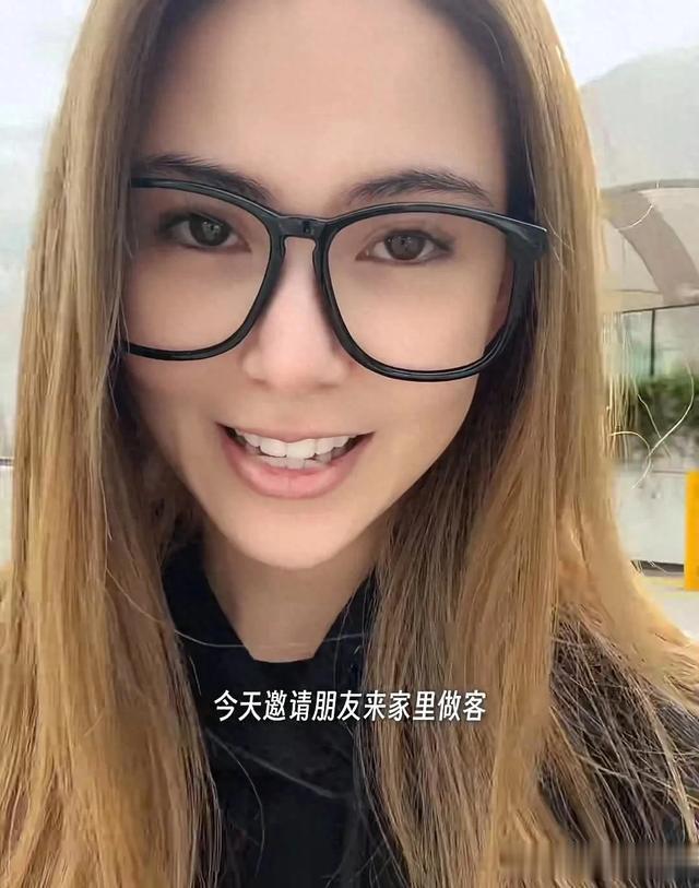 昆凌夫妇穿情侣装买菜,周杰伦下厨做麻辣炖饭,二人共用灶台好甜