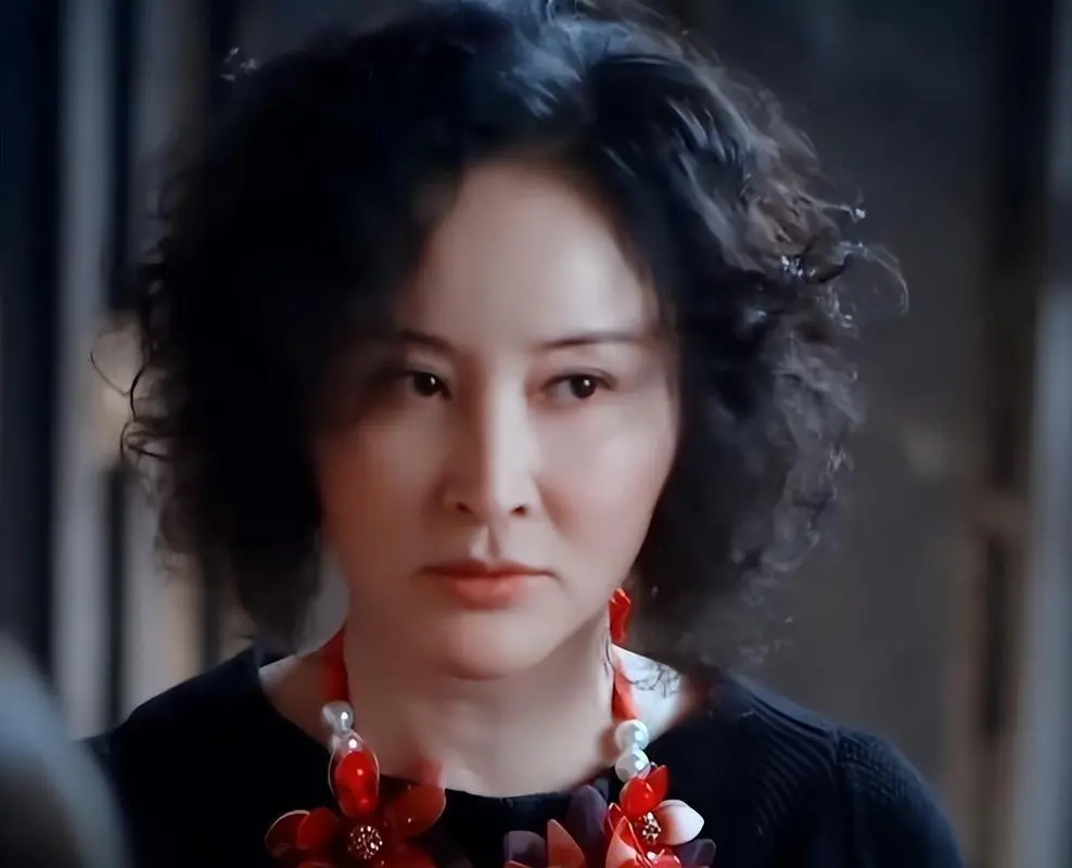 香港第一情妇:她曾是张艺谋白月光,被黑道打掉子宫,现如何了