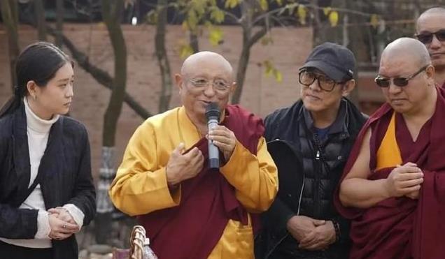 李连杰一家尼泊尔修行,62岁利智素颜亮相,变化大得认不出!