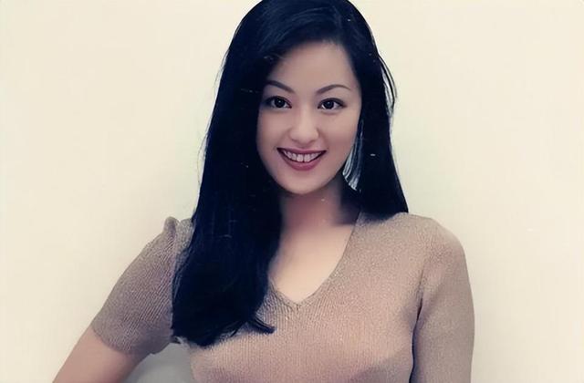 她榨干两个亿万富豪，同时交往5个异国男友，如今61岁怎样了？