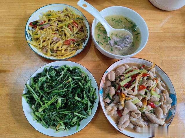 爸爸给高考女儿做的饭,妈妈给女儿的做饭,网友:没对比就没伤害