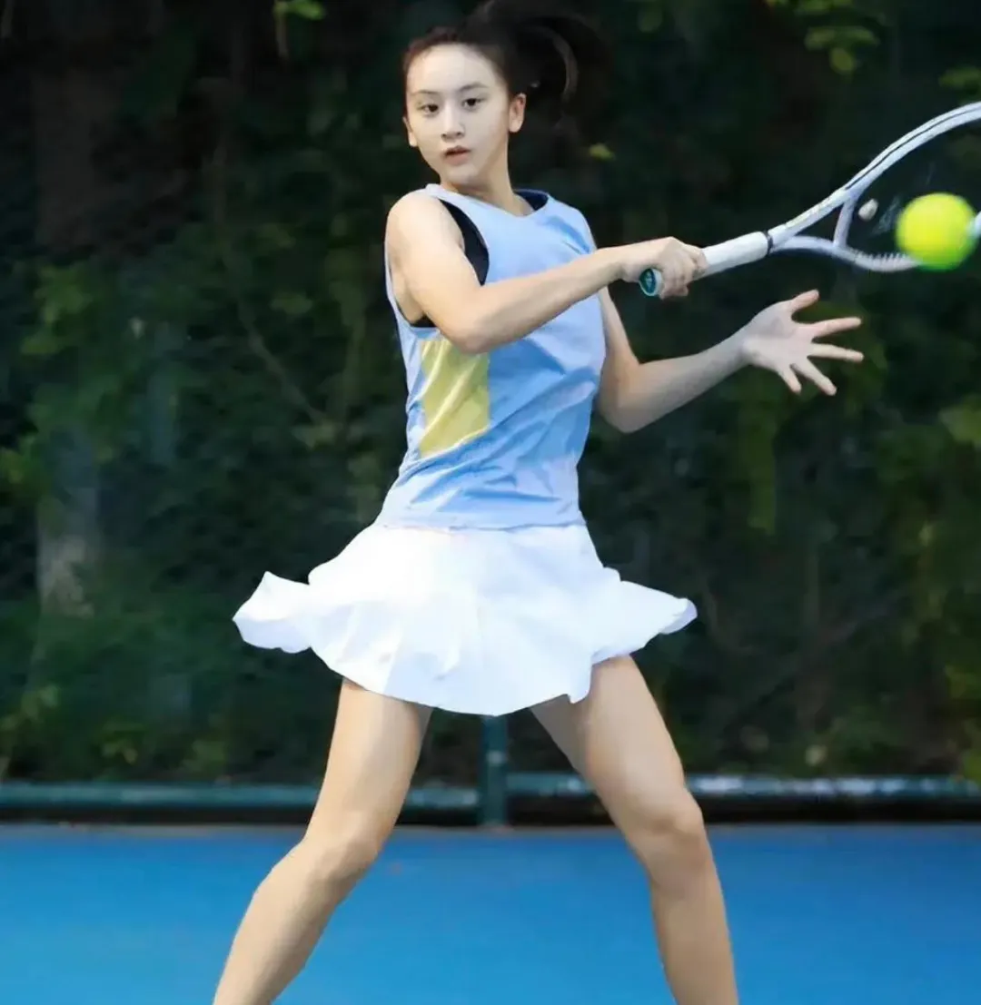 田亮晒出全家福,15岁女儿森碟大长腿瞩目,12岁儿子森碗已成帅小伙