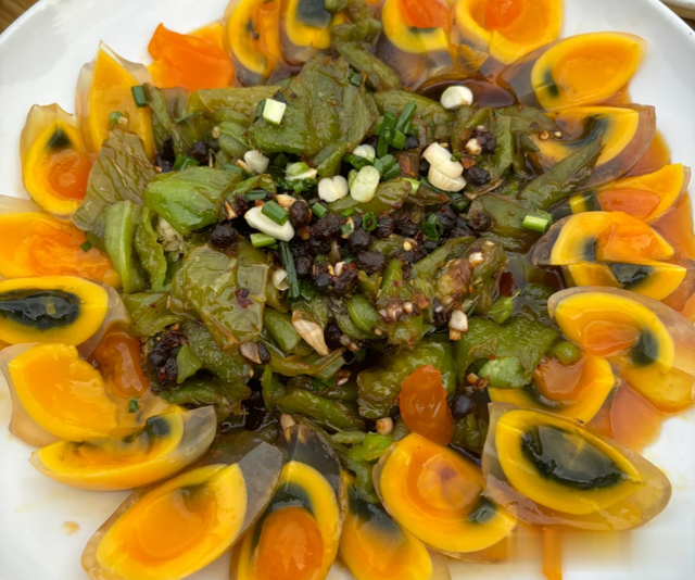 女孩瞒着父母来重庆男友家吃饭，晒桌子上饭菜，网友看完却劝分手