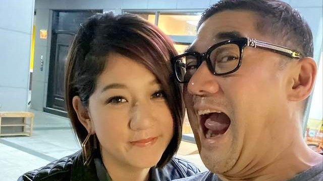 他是美籍华人英俊幽默，恋情多姿曾是不婚主义，年轻太太驱夫有术