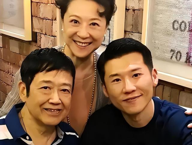 王馥荔老公追悼会现场曝光，儿子王骁发布讣告，王骁妻女首亮相！