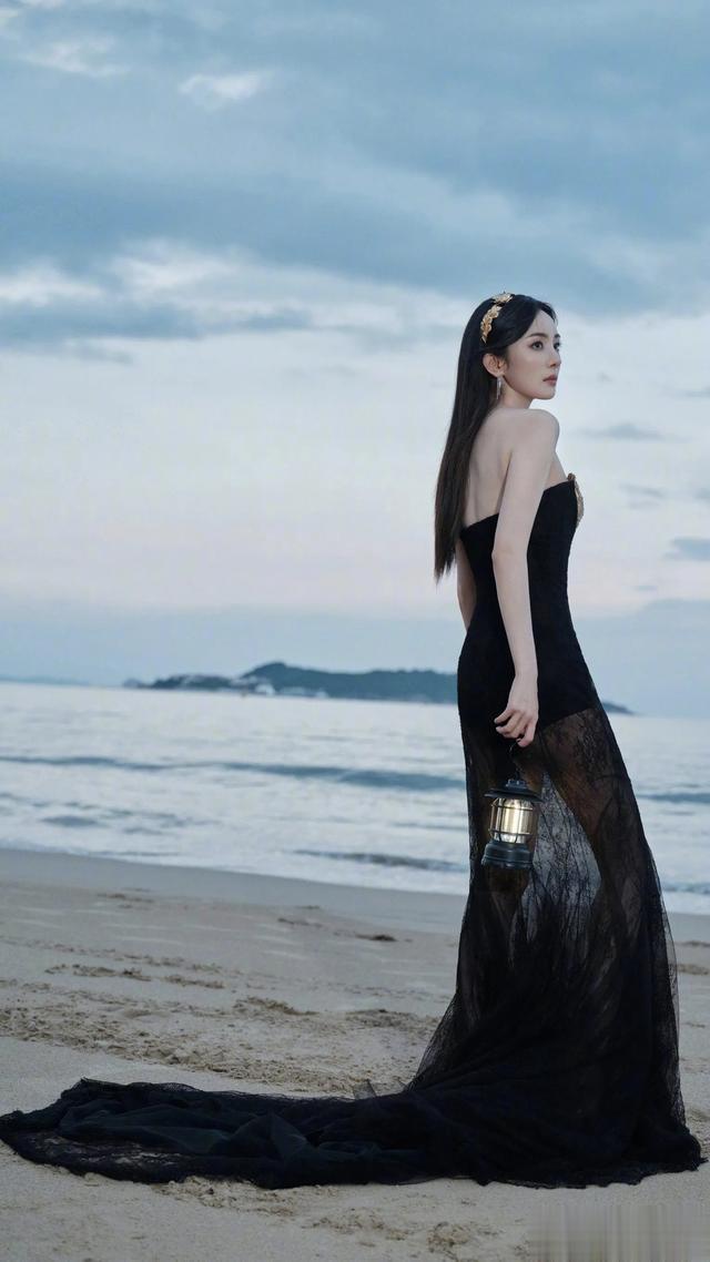 杨幂 身着黑色蕾丝裙 ,简直就是海神降临。美到爆炸!