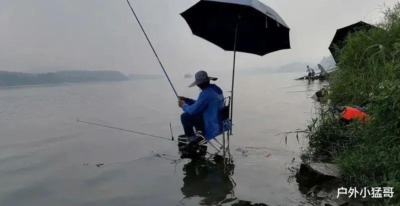 雨天垂钓：选择合适钓位，享受丰收
