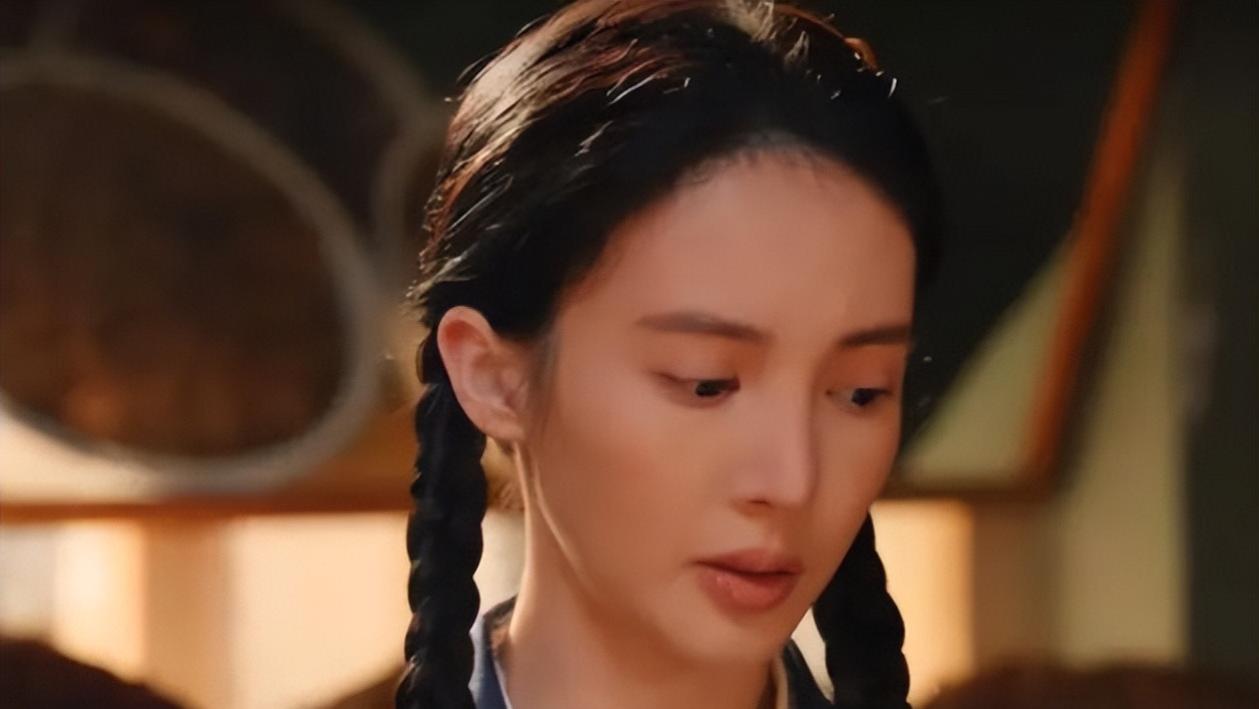 33岁的金晨脱离滤镜出演“列车员”，扯下了多少美颜女的遮羞布？