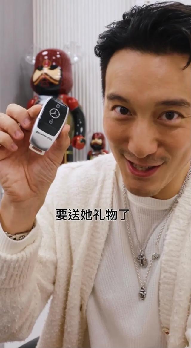 王阳明送爱妻奔驰大G,蔡诗芸笑的合不拢嘴,这份礼物真豪气!