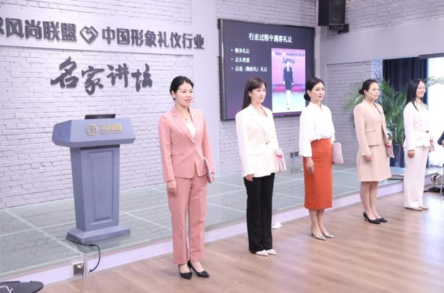 考完礼仪培训师证书好就业吗