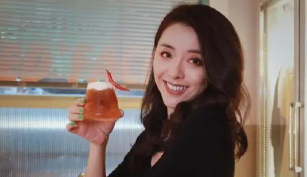 7年了,被迪士尼禁止进入的黄小蕾,为了女儿终究还是“妥协”了