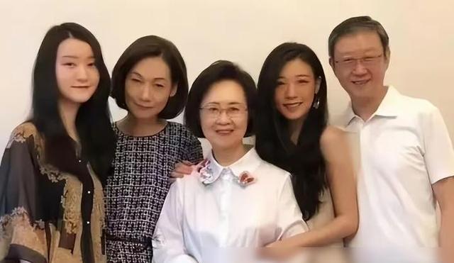 老死不相往来!琼瑶做了40年的后妈,始终没取得继子女真正的谅解