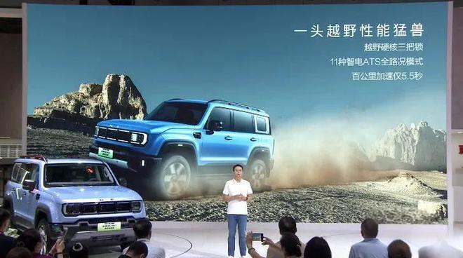 ?油耗1.39升，续航超1200km，双电机+三把锁，实力剑指坦克300