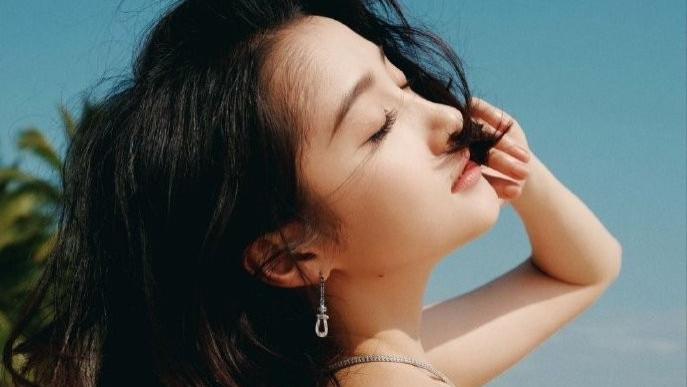 关晓彤剪短发化身知性贵妇！穿抹胸蓝裙拍海岛写真，满屏的大长腿