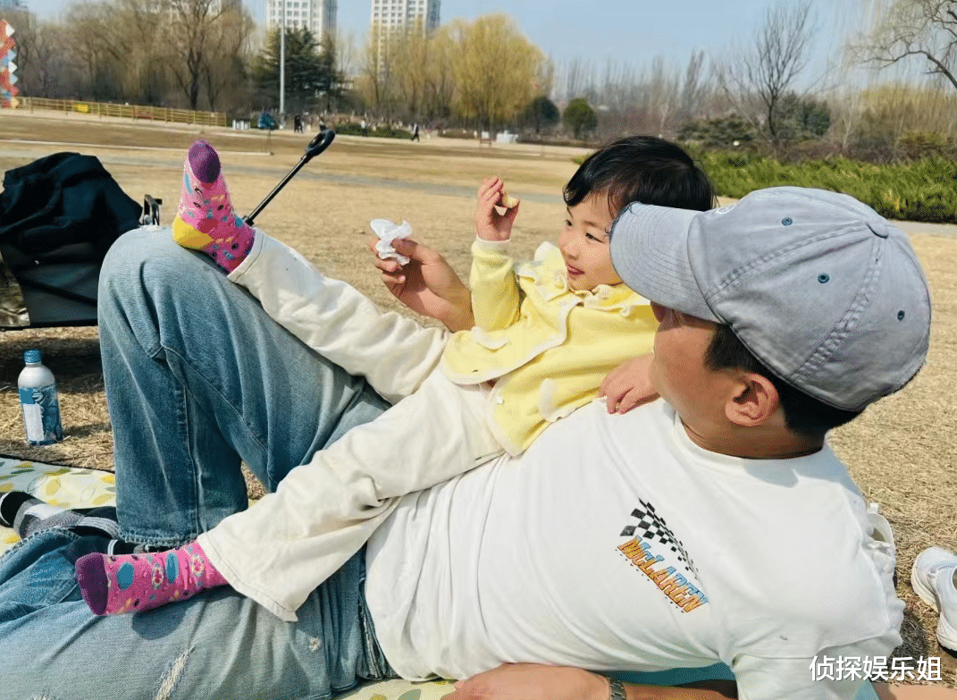 朱珠老公晒女儿,2岁王珠宝对着镜子臭美,父女一起做鬼脸超有爱