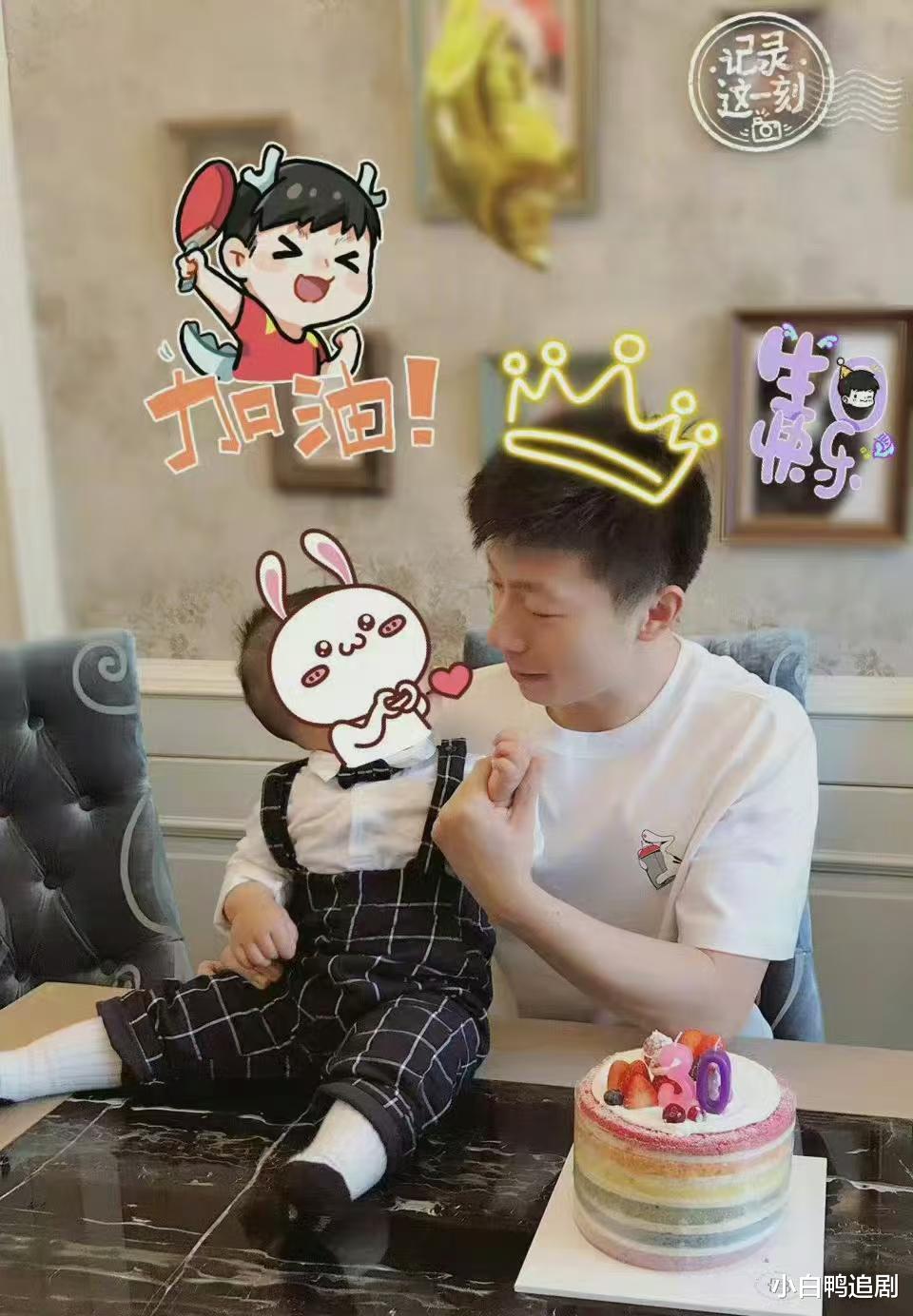 马龙老婆夏露晒家庭照！疑第三胎女儿曝光，婆婆开心手抱婴儿出镜