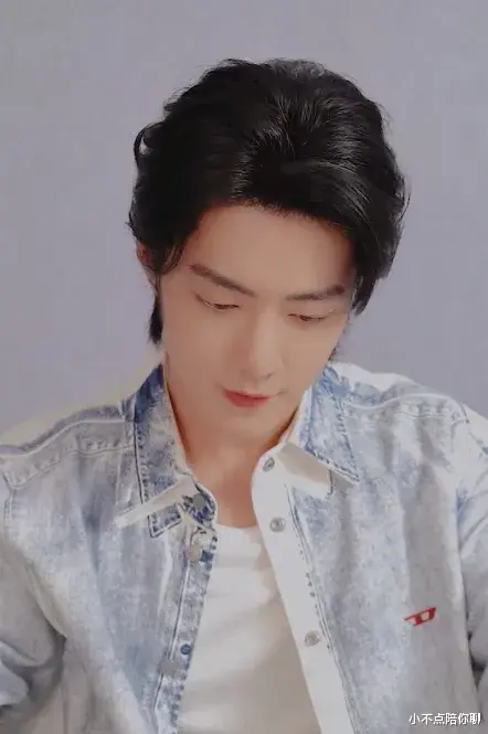 肖战《微博之夜》连登三个“世趋”!肖战西装真的太帅,不愧是主流