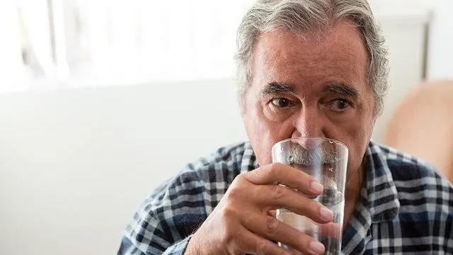 寿命长短，喝水便知？提醒：喝水后若出现这4个异常，建议及时就医