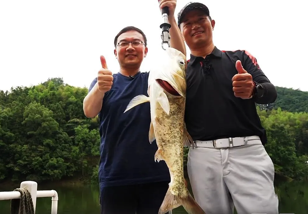 大网红邓刚,直播中意外“翻车”,引发了一场质疑和“群嘲”