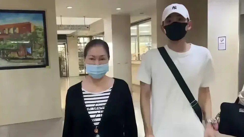 笑死！汪小菲台北酒店闭店甩卖物品，大S帮亲妈背上4000万巨债