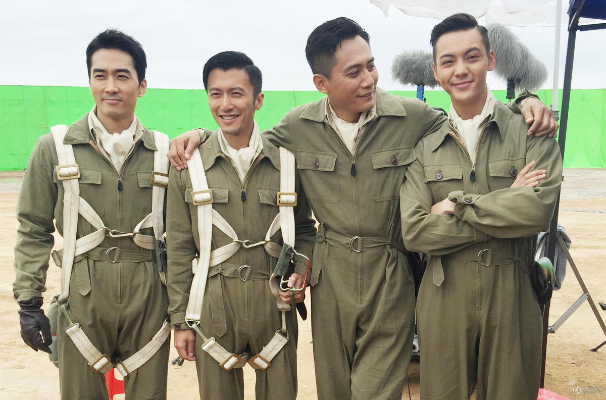 谢霆锋陈伟霆罕见合体,时尚封面引爆网友热议,荷尔蒙爆棚