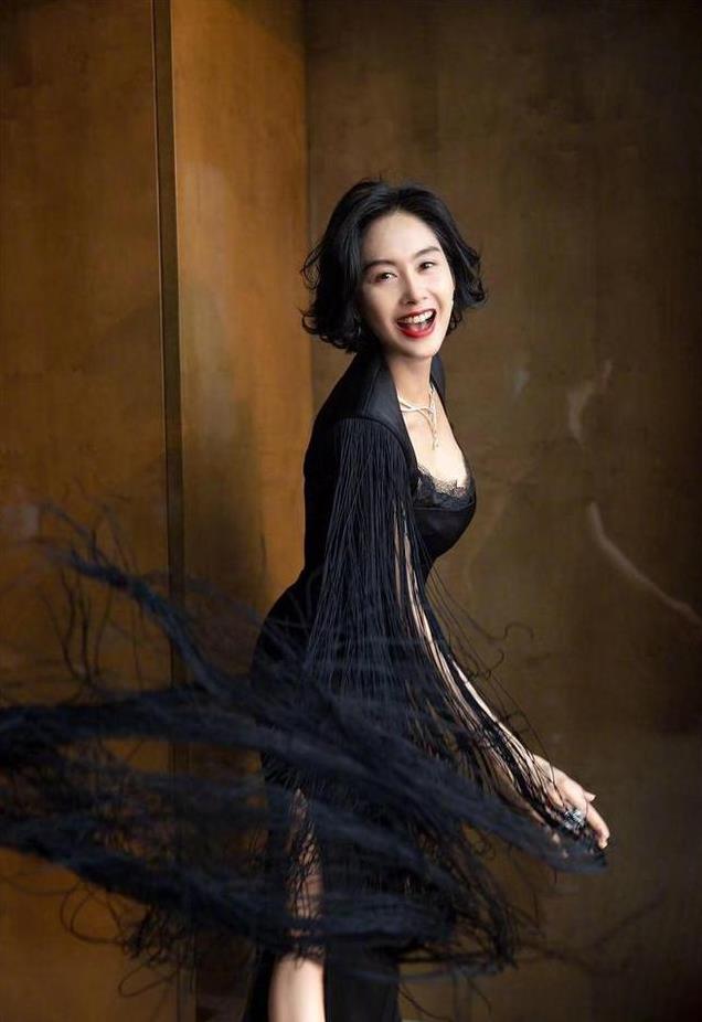 朱茵近照曝光,53岁疑整容撞脸马苏,寒风街头主持赚点小钱不容易