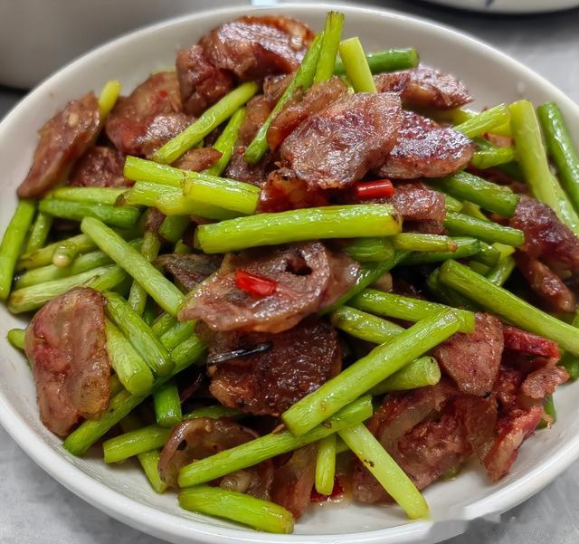 月薪2万的90后夫妻，为省钱在家请客，菜上桌被嫌弃，以后别请了