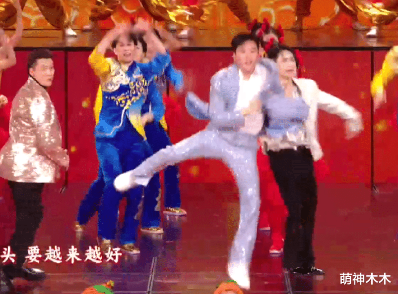 春晚出圈时刻:马凡舒读错字,岳云鹏拿小抄,赛博秧歌好抽象