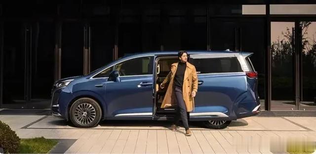 25款腾势D9:再立科技豪华全能旗舰MPV的新高度