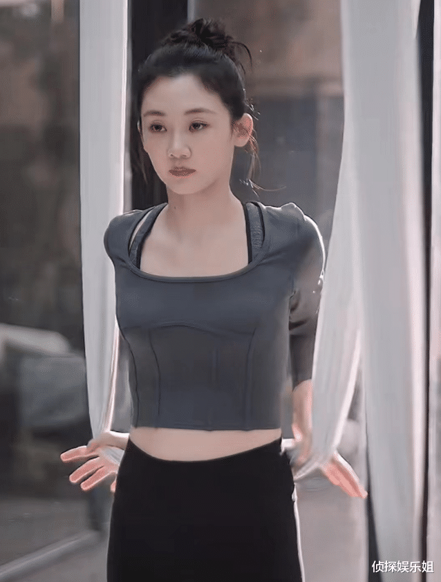 郑恺老婆挑战高难度瑜伽，轻松完成空中一字马，身材纤瘦又美又飒