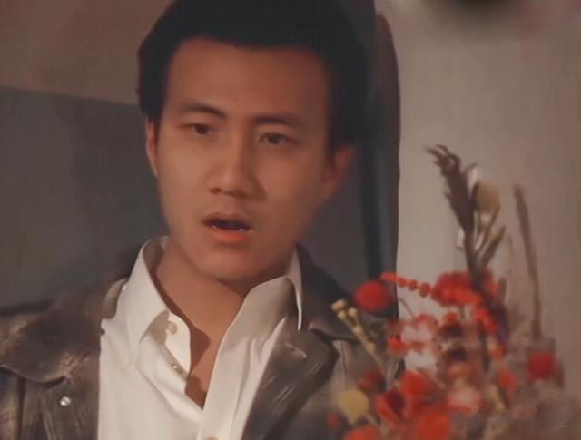 看完何冰读中戏时的帅哥圈子,就理解为何他一进校门,心态就崩了