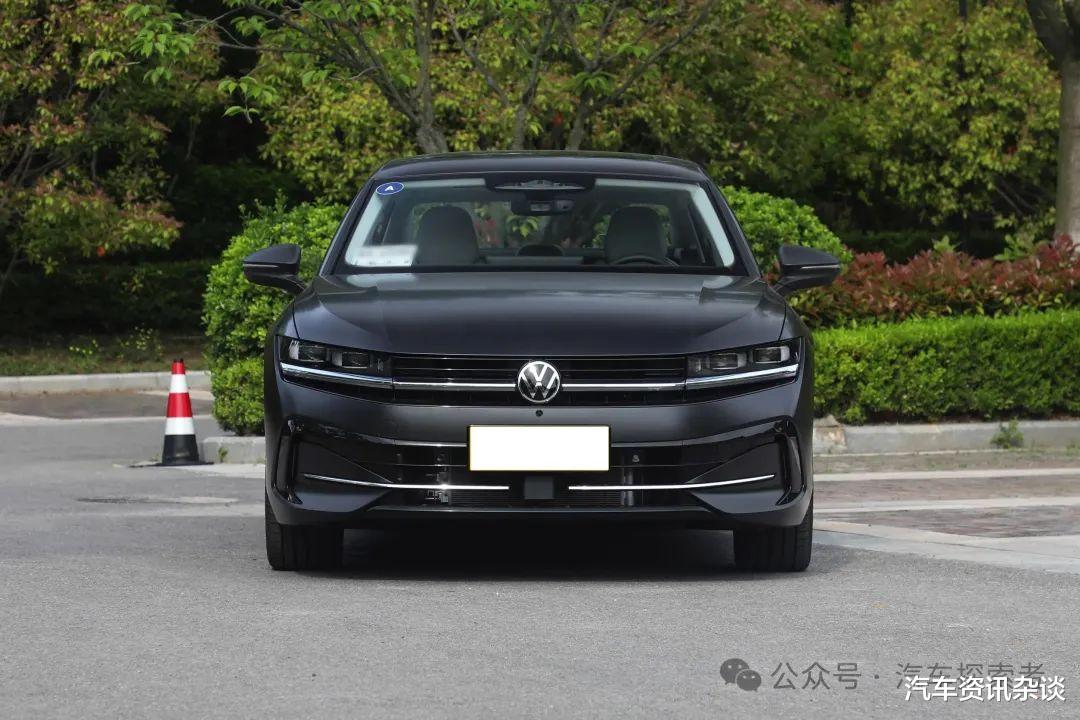 迈腾B9：15万起，车长近5米，2.0T高功+3块大屏，性价比逆天！