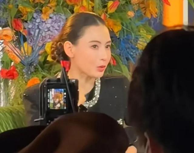 44岁张柏芝直播曝光！梳大光明贴头皮，轻奢穿出贵气