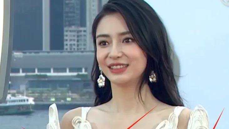 金像奖红毯星光黯淡！baby穿过季高定现身，裙子不合身好尴尬