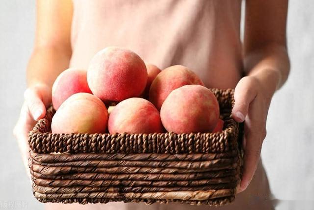 买桃子,挑软的还是硬的、尖的还是圆的?教你4招,桃子甘甜多汁