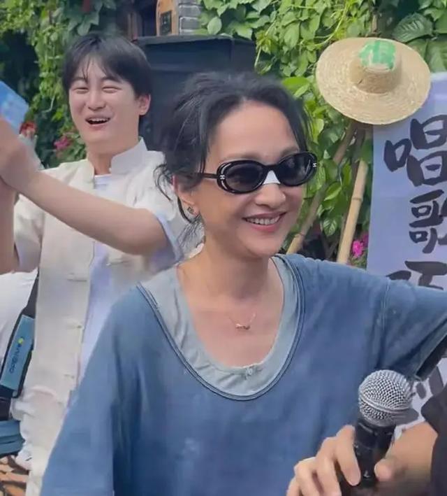 49岁周迅跟大佬聚会,脸断崖式衰老坑坑洼洼多,还没普通老太好看