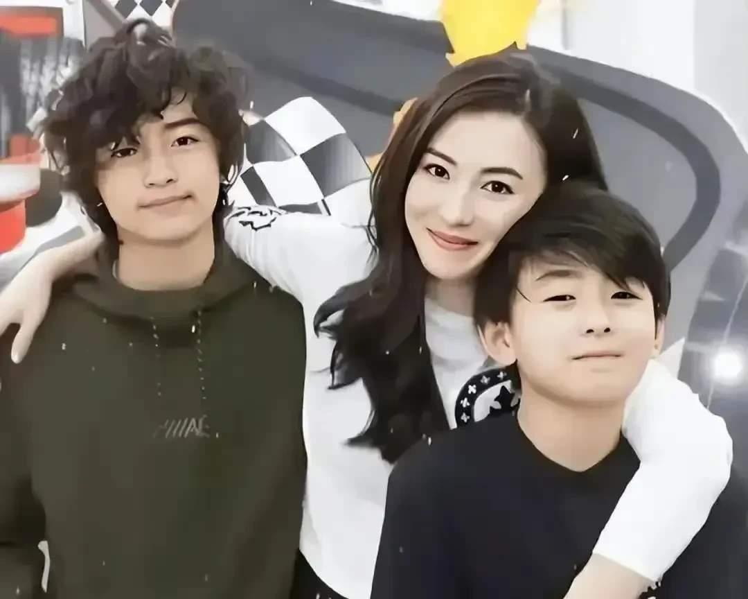 谢霆锋一家的“别样圣诞”:真爱至上,不拘一格