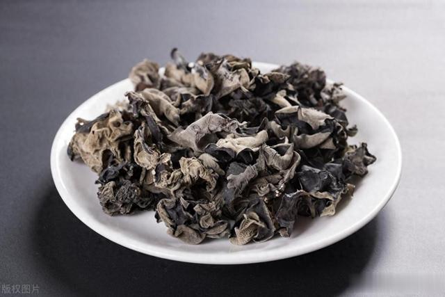 泡木耳，别用冷水泡，饭店大厨教你3招，10分钟泡发，又大又干净