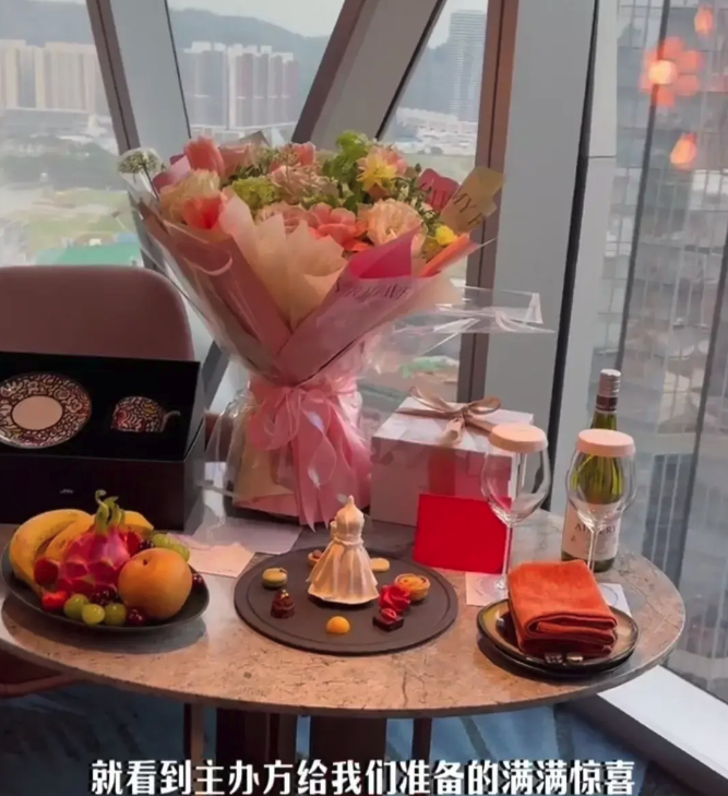 阳台怒斥老婆事件后,方媛带女儿赴老公演唱会力挺,郭富城献吻