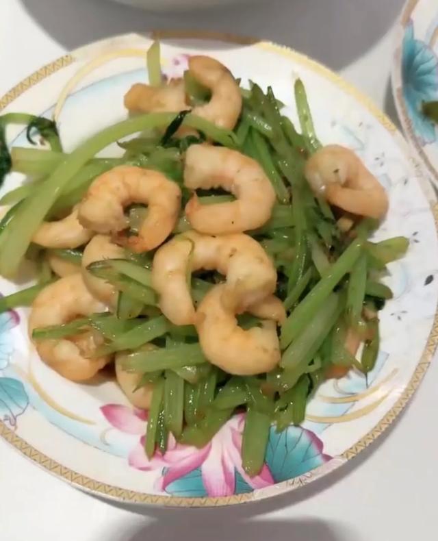 林更新直播烧鱼汤,认真下厨的林狗太帅了!盘子跟奶奶家用的一样