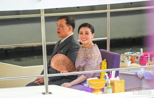 72岁泰王意气风发,一次性带两位新嫔妃出巡,专门给了特写镜头