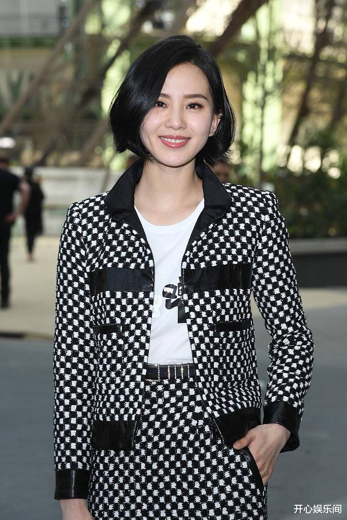 37岁刘诗诗现身巴黎奥运会,身旁男士的表情成亮点